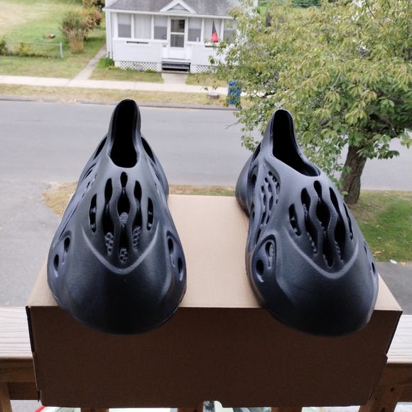 Yeezy Foam Runner Blue Mineral Size 11 - Picture 2 of 6